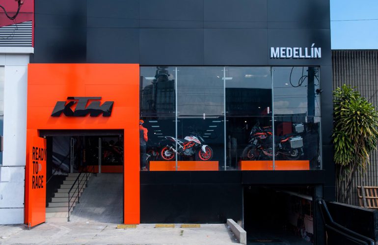 Diseño y producción de tiendas KTM