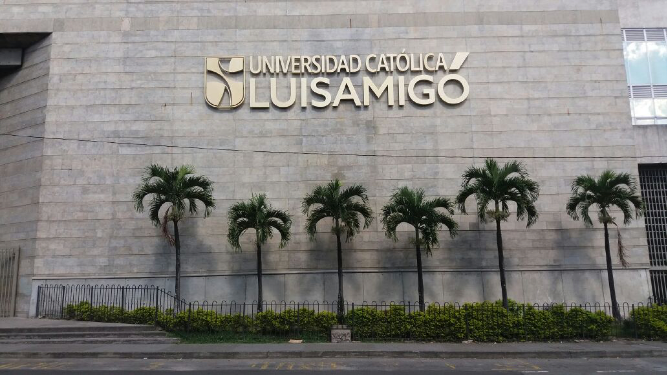 letrero en acrílico universidad luis amigó